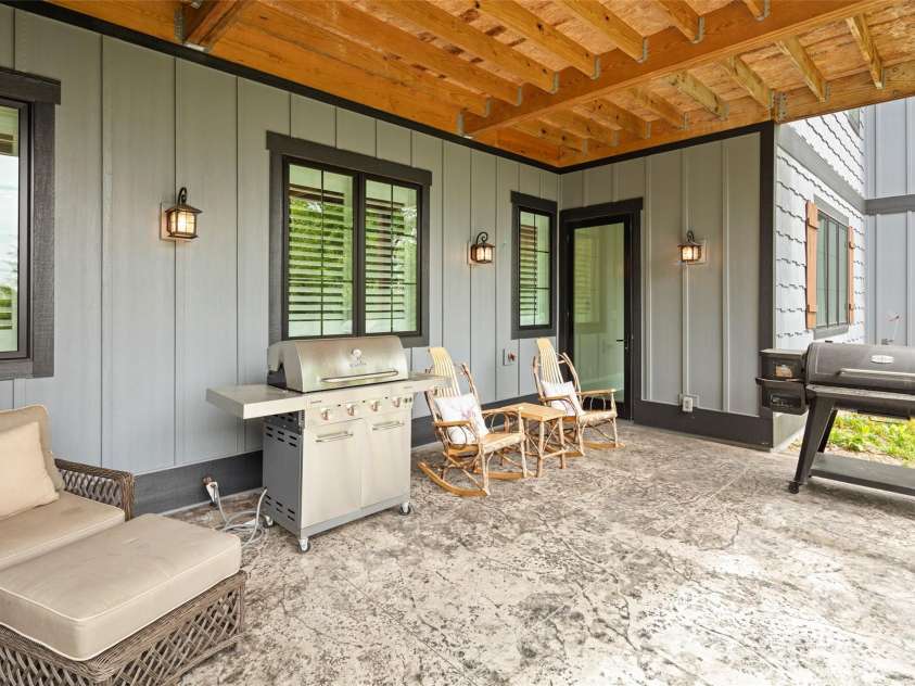 231 Tower Circle, Hendersonville, NC 28739.  MLS# CAR4372970, YatesRealty ID 19183. 