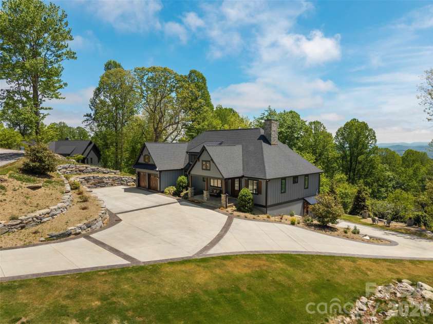 231 Tower Circle, Hendersonville, NC 28739.  MLS# CAR4372970, YatesRealty ID 19183. 