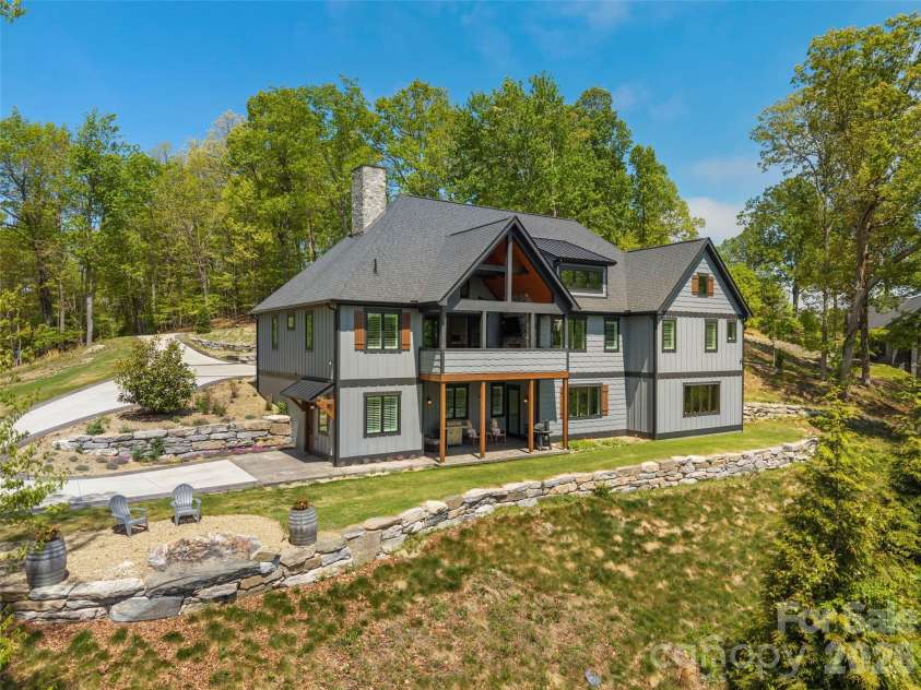 231 Tower Circle, Hendersonville, NC 28739.  MLS# CAR4372970, YatesRealty ID 19183. 
