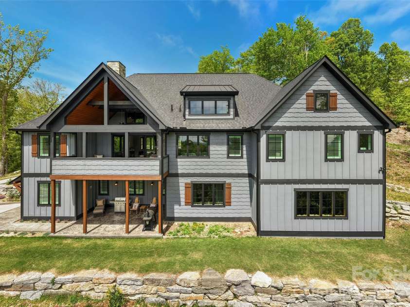 231 Tower Circle, Hendersonville, NC 28739.  MLS# CAR4372970, YatesRealty ID 19183. 