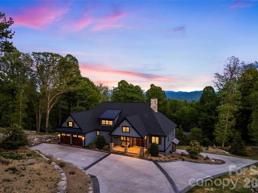 231 Tower Circle, Hendersonville, NC 28739.  MLS# CAR4372970, YatesRealty ID 19183. 
