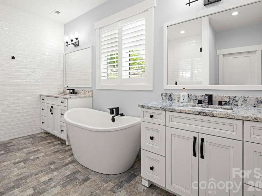 231 Tower Circle, Hendersonville, NC 28739.  MLS# CAR4372970, YatesRealty ID 19183. Primary bathroom