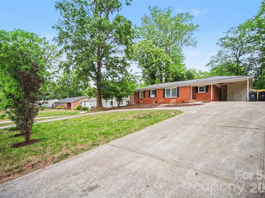 694 Forest Street, Concord, NC 28025.  MLS# CAR4367957, YatesRealty ID 19184. Large circular driveway