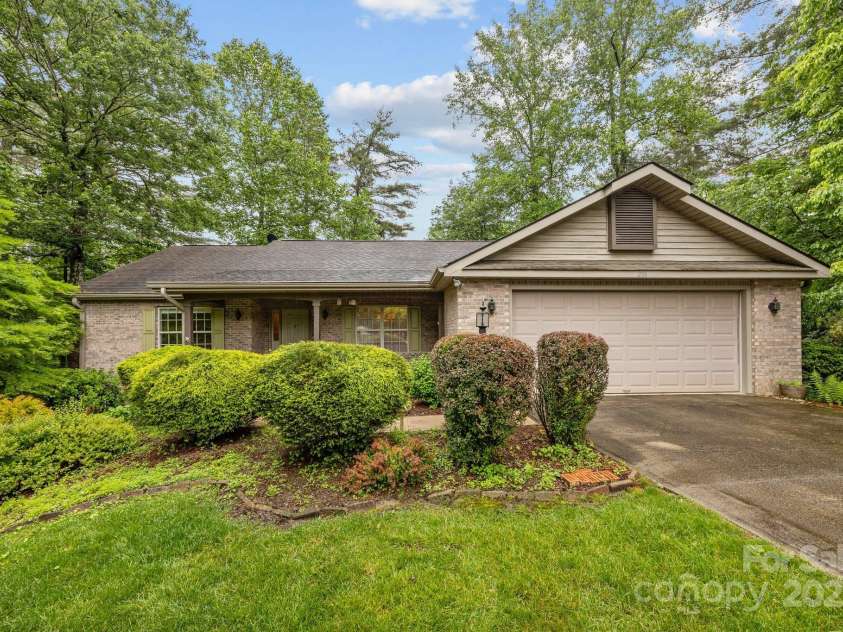 206 Pine Knot Trail, Hendersonville, NC 28739.  MLS# CAR4264692, YatesRealty ID 19185. 