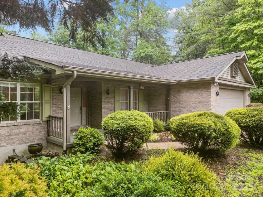 206 Pine Knot Trail, Hendersonville, NC 28739.  MLS# CAR4264692, YatesRealty ID 19185. 