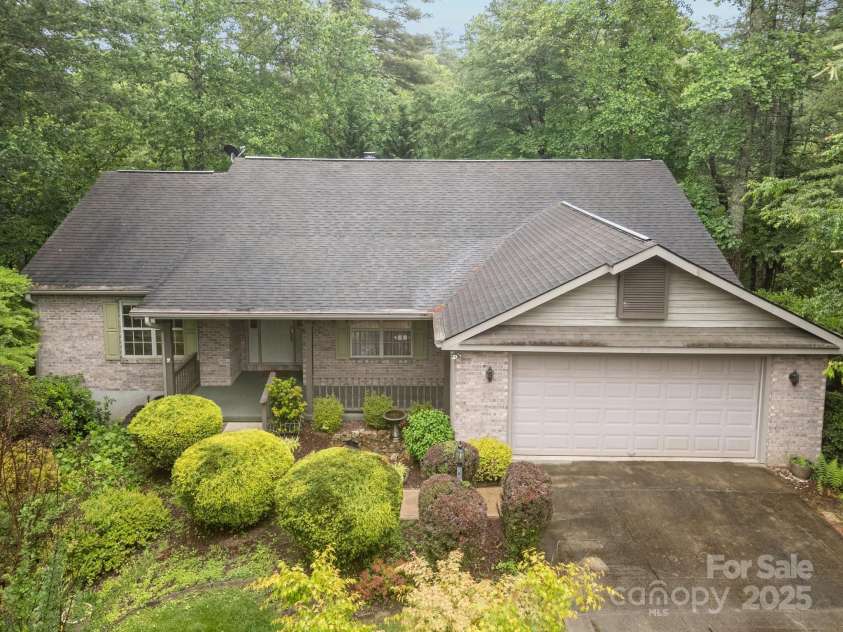 206 Pine Knot Trail, Hendersonville, NC 28739.  MLS# CAR4264692, YatesRealty ID 19185. 