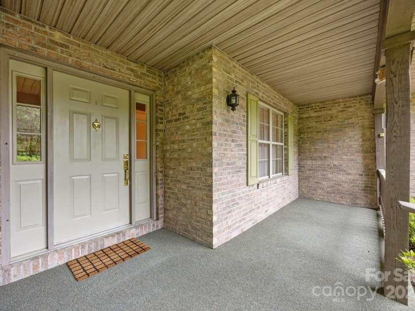 206 Pine Knot Trail, Hendersonville, NC 28739.  MLS# CAR4264692, YatesRealty ID 19185. 