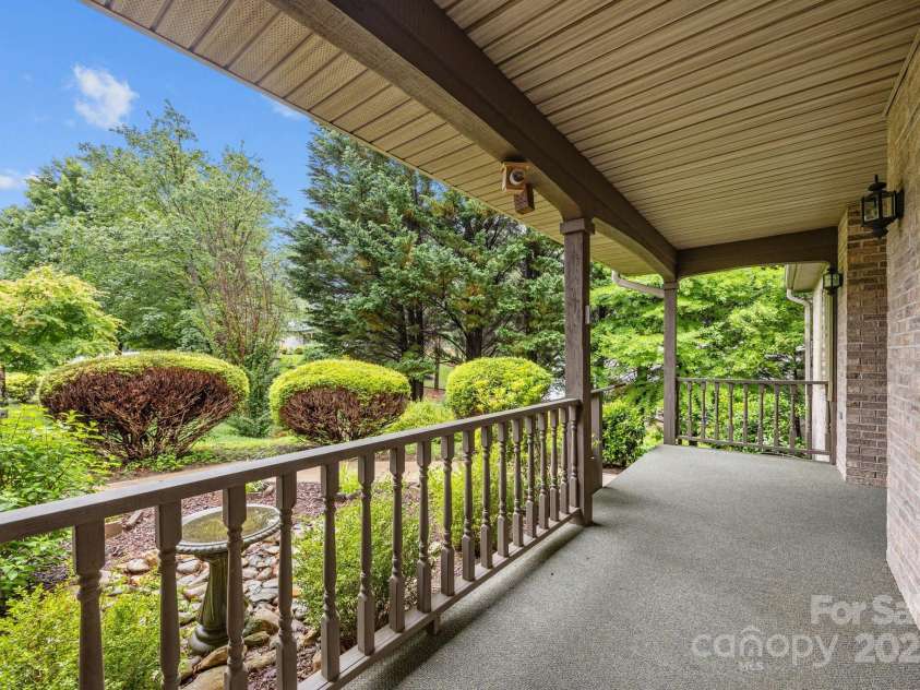 206 Pine Knot Trail, Hendersonville, NC 28739.  MLS# CAR4264692, YatesRealty ID 19185. 