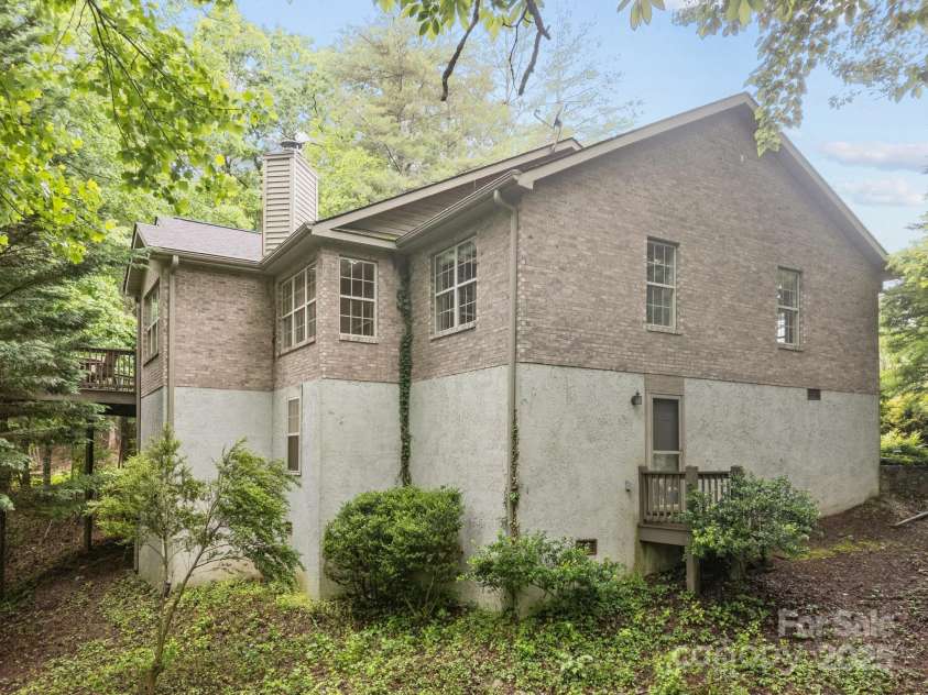 206 Pine Knot Trail, Hendersonville, NC 28739.  MLS# CAR4264692, YatesRealty ID 19185. 