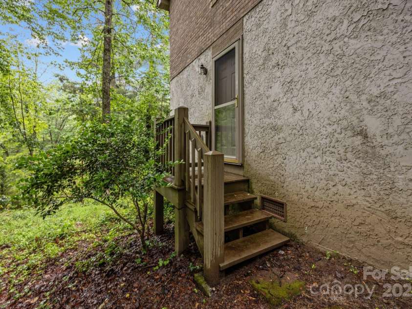 206 Pine Knot Trail, Hendersonville, NC 28739.  MLS# CAR4264692, YatesRealty ID 19185. 