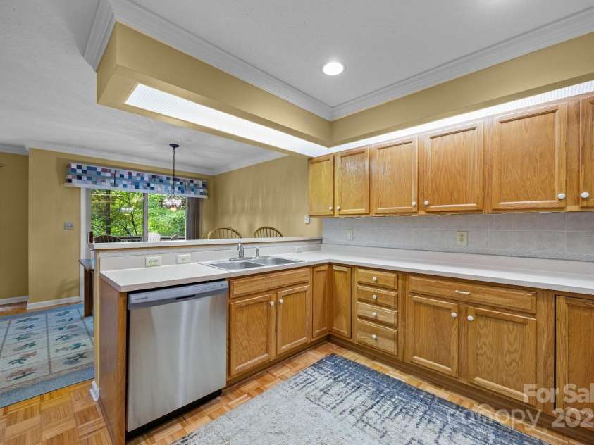 206 Pine Knot Trail, Hendersonville, NC 28739.  MLS# CAR4264692, YatesRealty ID 19185. 