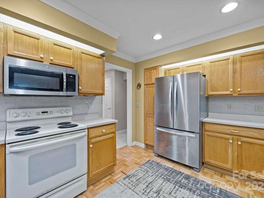 206 Pine Knot Trail, Hendersonville, NC 28739.  MLS# CAR4264692, YatesRealty ID 19185. 