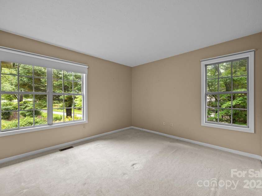 206 Pine Knot Trail, Hendersonville, NC 28739.  MLS# CAR4264692, YatesRealty ID 19185. 