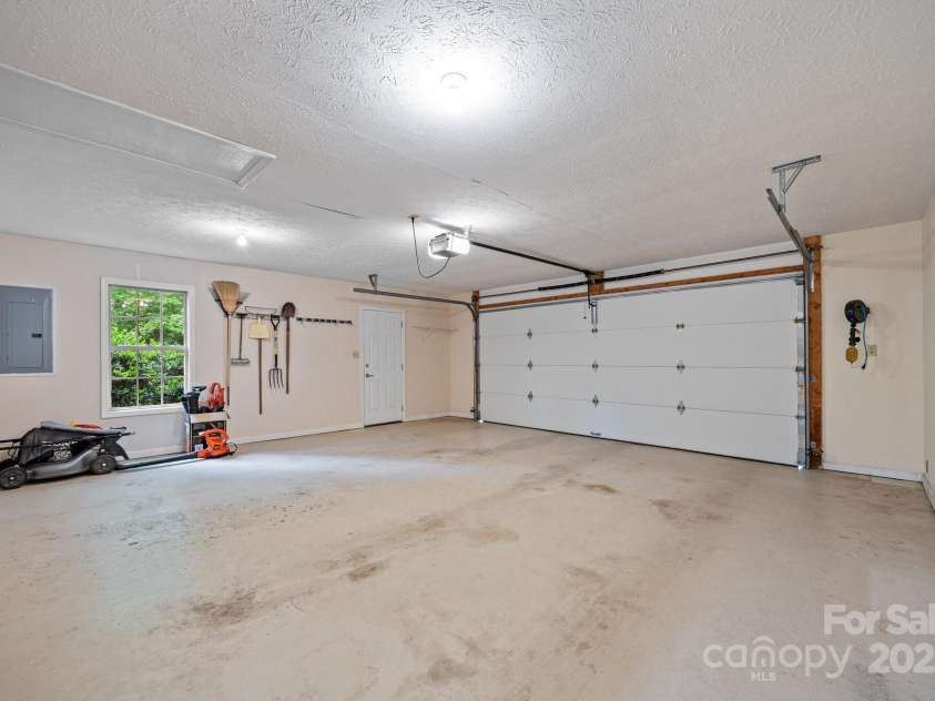 206 Pine Knot Trail, Hendersonville, NC 28739.  MLS# CAR4264692, YatesRealty ID 19185. 