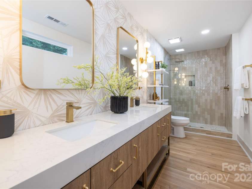 4929 Prentice Place, Charlotte, NC 28210.  MLS# CAR4267587, YatesRealty ID 19189. Beautiful en suite bathroom