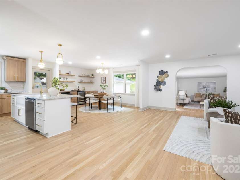 4929 Prentice Place, Charlotte, NC 28210.  MLS# CAR4267587, YatesRealty ID 19189. Open floor plan with eat in kitchen