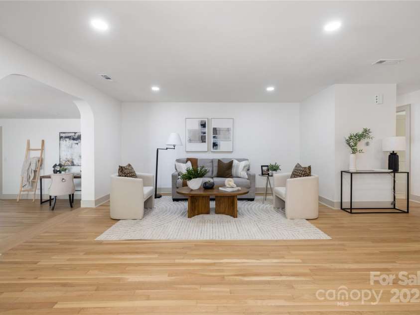 4929 Prentice Place, Charlotte, NC 28210.  MLS# CAR4267587, YatesRealty ID 19189. Seating area perfect for entertaining