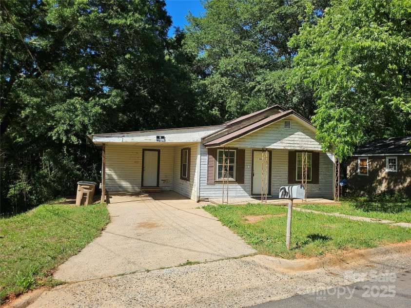 211 Putnam Street, Shelby, NC 28152.  MLS# CAR4265412, YatesRealty ID 19190. 