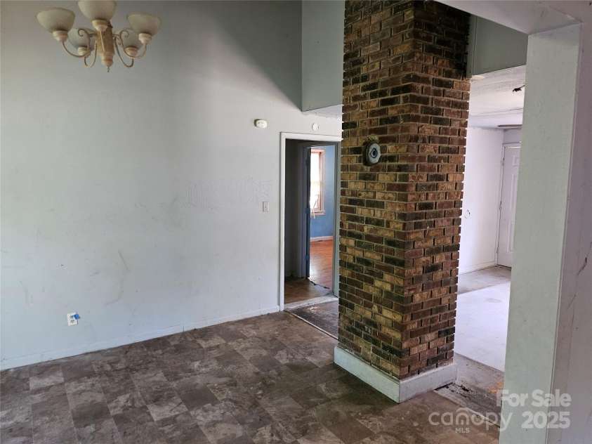 211 Putnam Street, Shelby, NC 28152.  MLS# CAR4265412, YatesRealty ID 19190. 