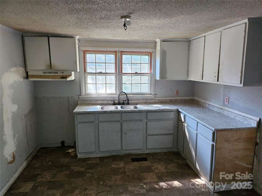 211 Putnam Street, Shelby, NC 28152.  MLS# CAR4265412, YatesRealty ID 19190. 