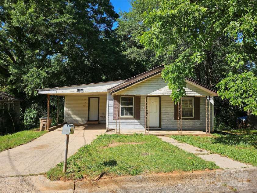 211 Putnam Street, Shelby, NC 28152.  MLS# CAR4265412, YatesRealty ID 19190. 