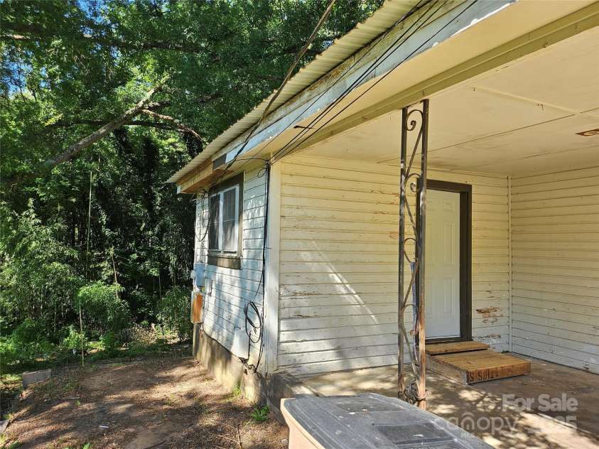 211 Putnam Street, Shelby, NC 28152.  MLS# CAR4265412, YatesRealty ID 19190. 