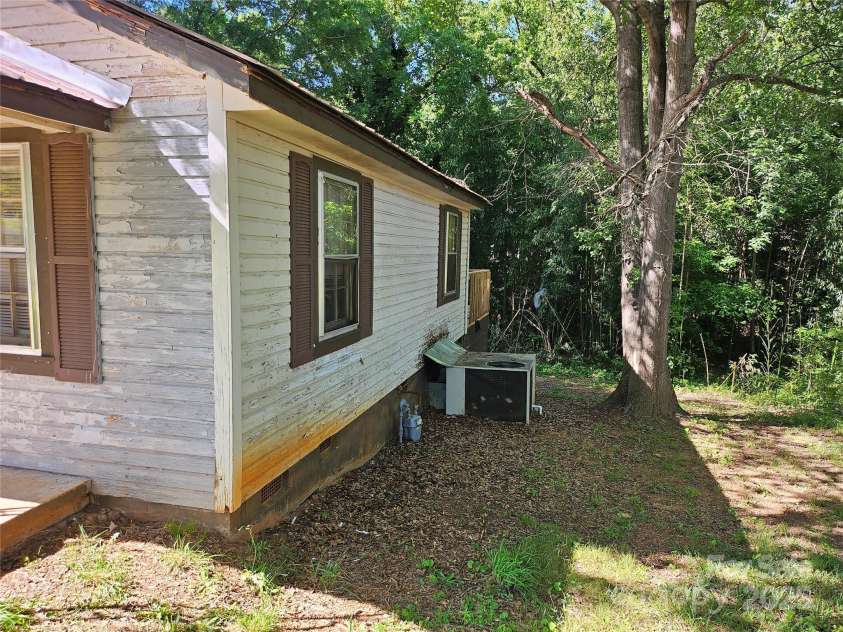 211 Putnam Street, Shelby, NC 28152.  MLS# CAR4265412, YatesRealty ID 19190. 