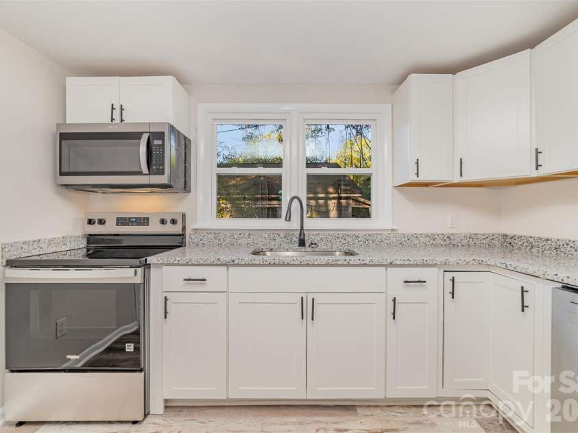 211 Putnam Street, Shelby, NC 28152.  MLS# CAR4306063, YatesRealty ID 19190. 