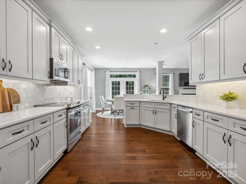 2467 Chatham Drive, Fort Mill, SC 29707.  MLS# CAR4252977, YatesRealty ID 19191. Recently renovated kitchen with quartz countertops, custom 42-inch soft close cabinets, and GE Profile appliances