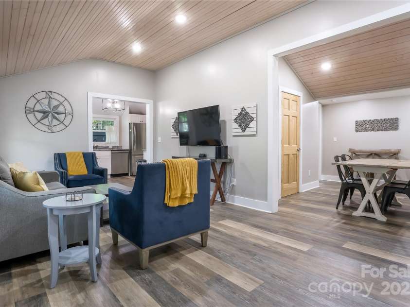 22 Moore Circle, Black Mountain, NC 28711.  MLS# CAR4268201, YatesRealty ID 19192. 