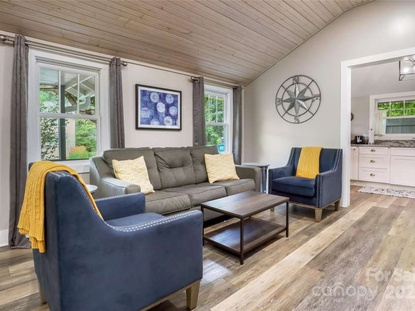 22 Moore Circle, Black Mountain, NC 28711.  MLS# CAR4268201, YatesRealty ID 19192. 