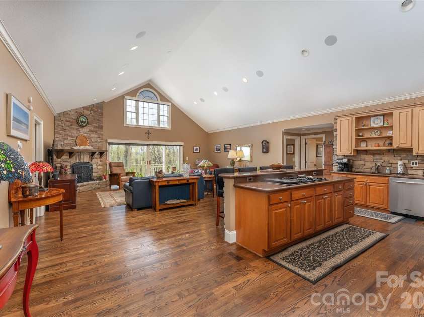 172 Sunny Ridge Road, Hendersonville, NC 28739.  MLS# CAR4375597, YatesRealty ID 19193. Great Room/Kitchen