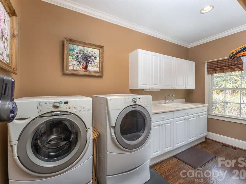 172 Sunny Ridge Road, Hendersonville, NC 28739.  MLS# CAR4375597, YatesRealty ID 19193. Laundy Rm on Main