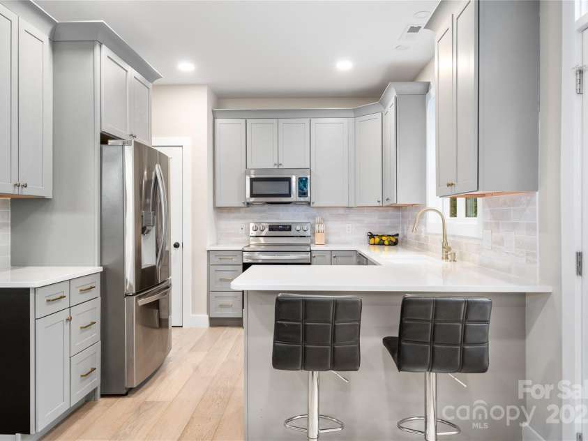 204 Maple Avenue, Marion, NC 28752.  MLS# CAR4260334, YatesRealty ID 19194. Breakfast bar