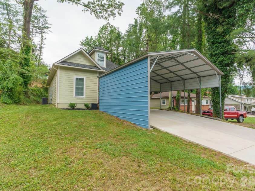 204 Maple Avenue, Marion, NC 28752.  MLS# CAR4338349, YatesRealty ID 19194. Front yard area