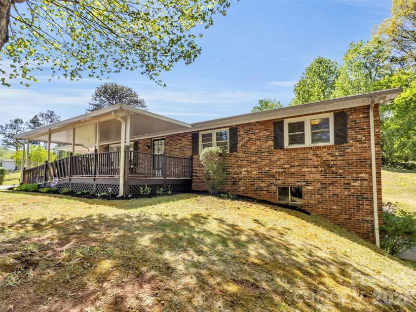 250 Reeves Cove Road, Candler, NC 28715.  MLS# CAR4376677, YatesRealty ID 19199. 