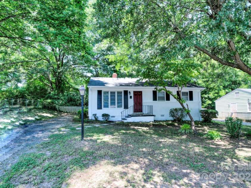 828 Williams Street, Gastonia, NC 28052.  MLS# CAR4270615, YatesRealty ID 19202. 