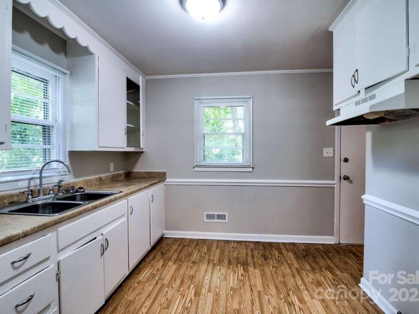 828 Williams Street, Gastonia, NC 28052.  MLS# CAR4270615, YatesRealty ID 19202. 