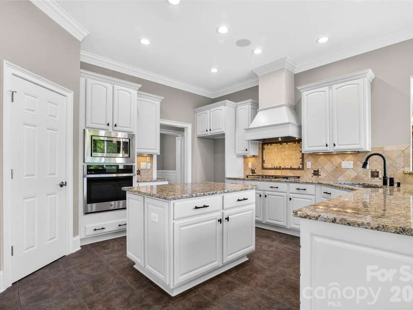 153 Plantation Drive, Mooresville, NC 28117.  MLS# CAR4365810, YatesRealty ID 19203. Kitchen
