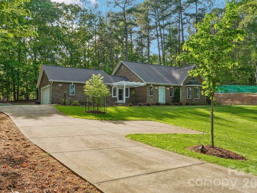 361 Stonemarker Road, Mooresville, NC 28117.  MLS# CAR4374361, YatesRealty ID 19204. 