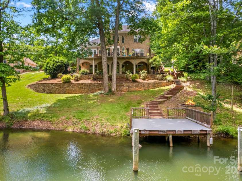 141 Ridge Top Road, Mooresville, NC 28117.  MLS# CAR4255912, YatesRealty ID 19205. 