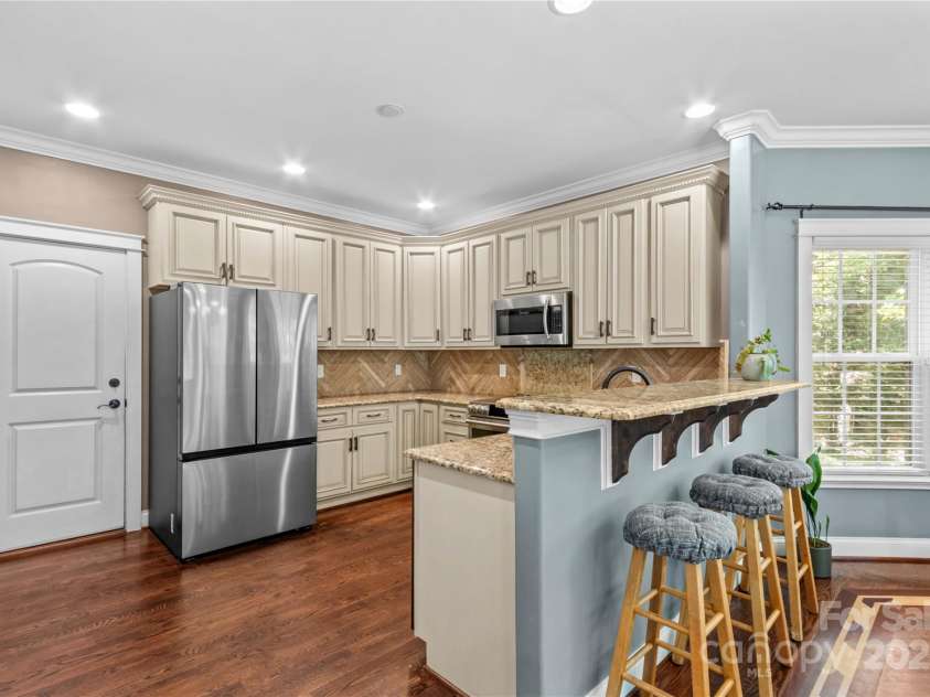 141 Ridge Top Road, Mooresville, NC 28117.  MLS# CAR4255912, YatesRealty ID 19205. Kitchen includes granite countertops, tile backsplash, stainless appliances.