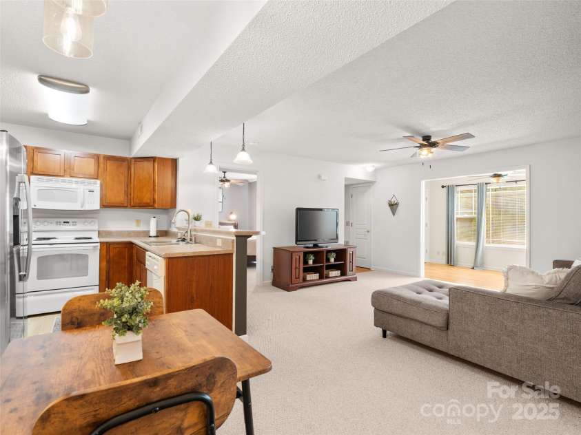 91 Morningside Lane, Hendersonville, NC 28792.  MLS# CAR4268520, YatesRealty ID 19206. 