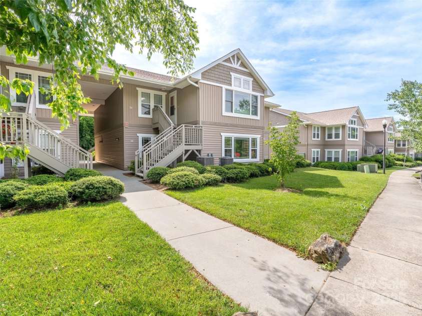 91 Morningside Lane, Hendersonville, NC 28792.  MLS# CAR4268520, YatesRealty ID 19206. 