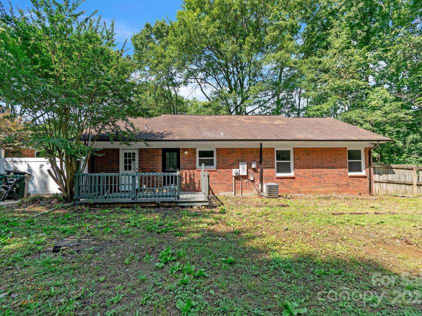 711 John Street, Matthews, NC 28105.  MLS# CAR4221107, YatesRealty ID 19207. 