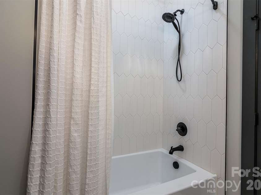 518 Sharpe Street, Statesville, NC 28677.  MLS# CAR4359455, YatesRealty ID 19209. Full Bath w/Tile Surround Tub