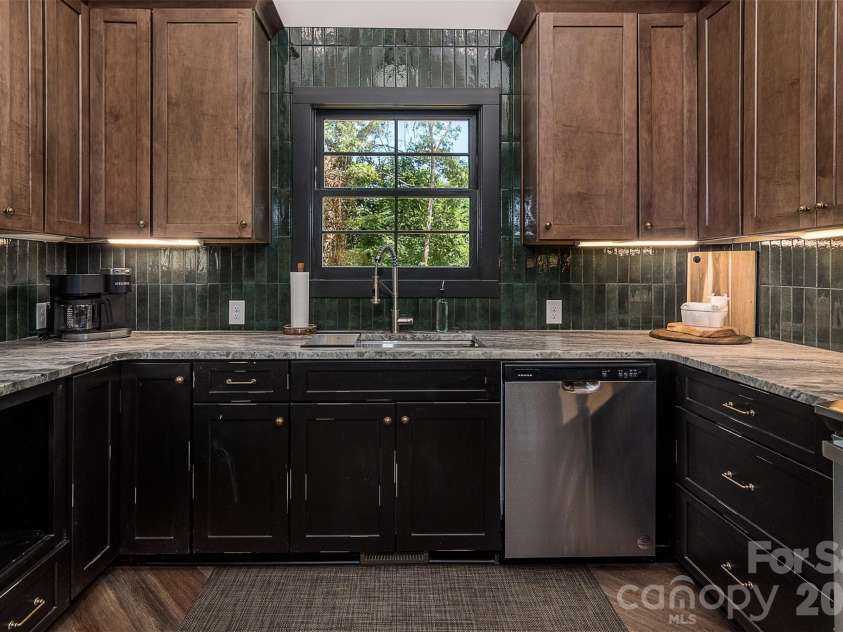 518 Sharpe Street, Statesville, NC 28677.  MLS# CAR4359455, YatesRealty ID 19209. Gourmet Kitchen w/Custom Cabinetry & Undermount Lighting