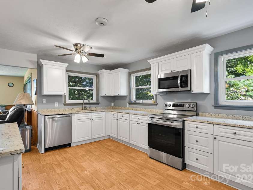 371 Heatherly Heights Road, Saluda, NC 28773.  MLS# CAR4297768, YatesRealty ID 1921. 