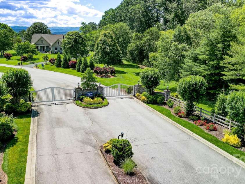 574 Skytop Farm Lane, Hendersonville, NC 28791.  MLS# CAR4202763, YatesRealty ID 19211. 