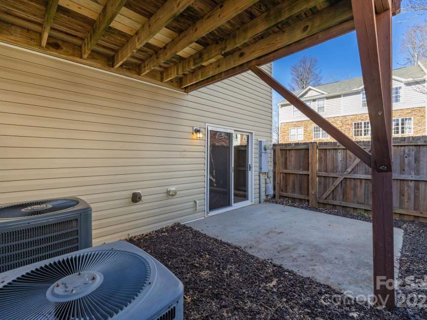 20 Dillingham Place, Greensboro, NC 27455.  MLS# CAR4225851, YatesRealty ID 19214. 